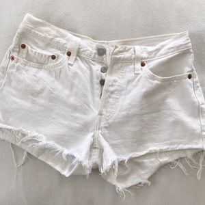 White Levi’s shorts